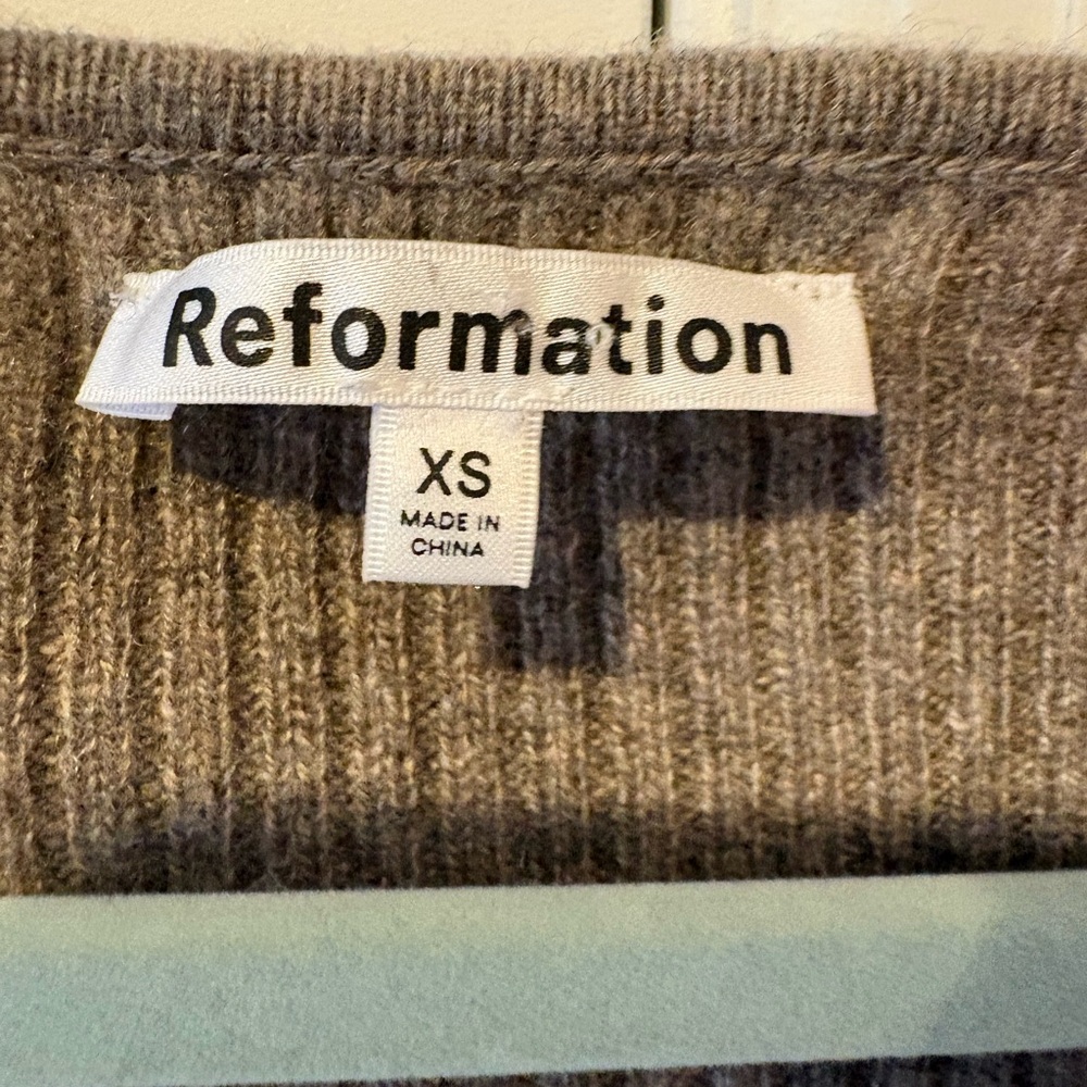 Reformation Hart Cashmere Sweater in the color Cocoa Brown size XS - Picture 3 of 10